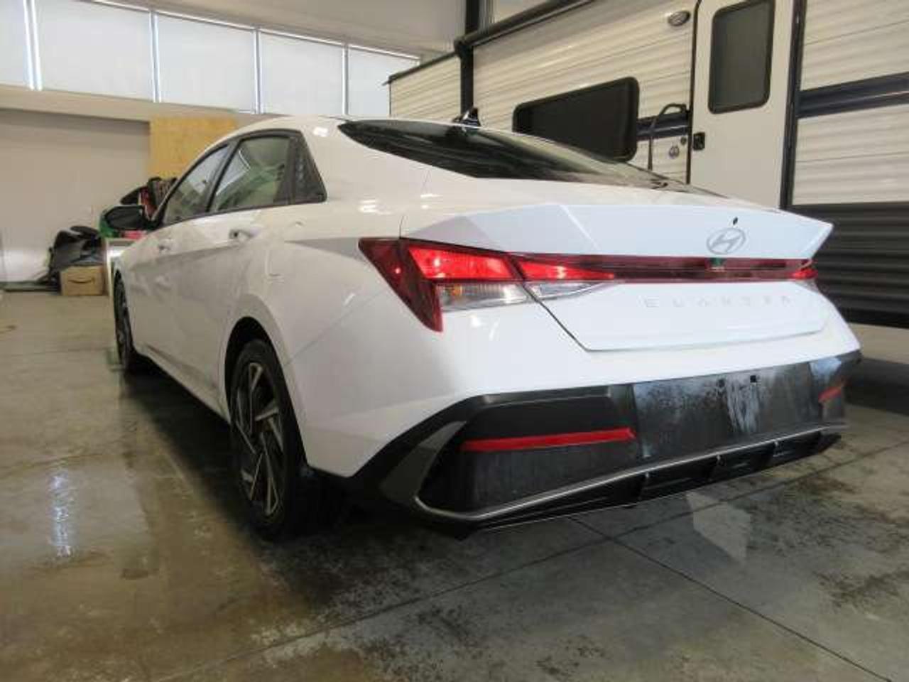2025 Hyundai Elantra PREFERRED W/TECH, NAV, ROOF, APPLE/ANDROID, 24K! Photo4