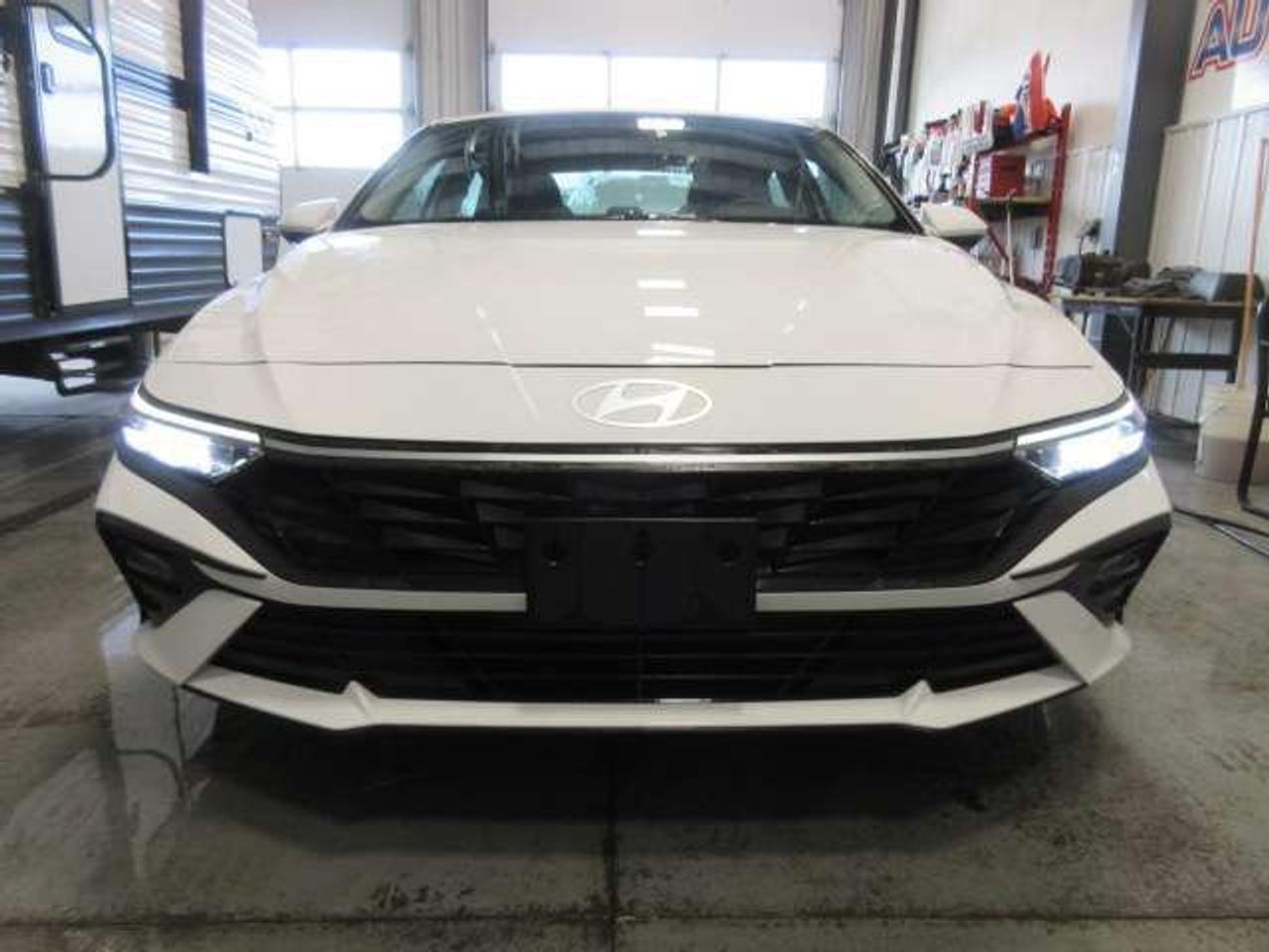 2025 Hyundai Elantra PREFERRED W/TECH, NAV, ROOF, APPLE/ANDROID, 24K! Photo