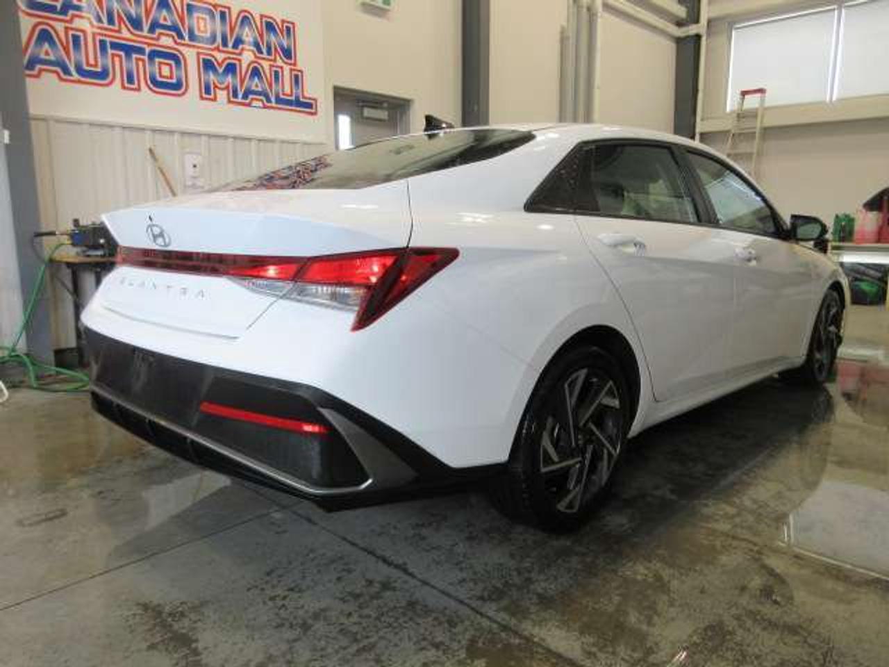 2025 Hyundai Elantra PREFERRED W/TECH, NAV, ROOF, APPLE/ANDROID, 24K! Photo