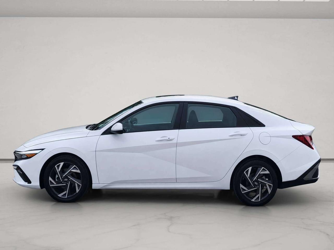 2025 Hyundai Elantra PREFERRED W/TECH, NAV, ROOF, APPLE/ANDROID, 24K! Photo