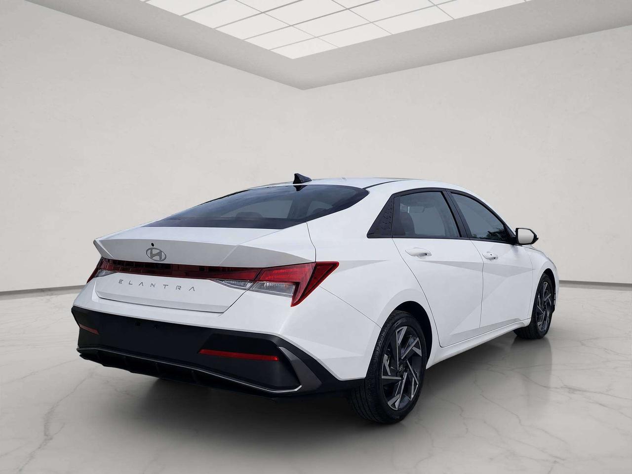 2025 Hyundai Elantra PREFERRED W/TECH, NAV, ROOF, APPLE/ANDROID, 24K! Photo