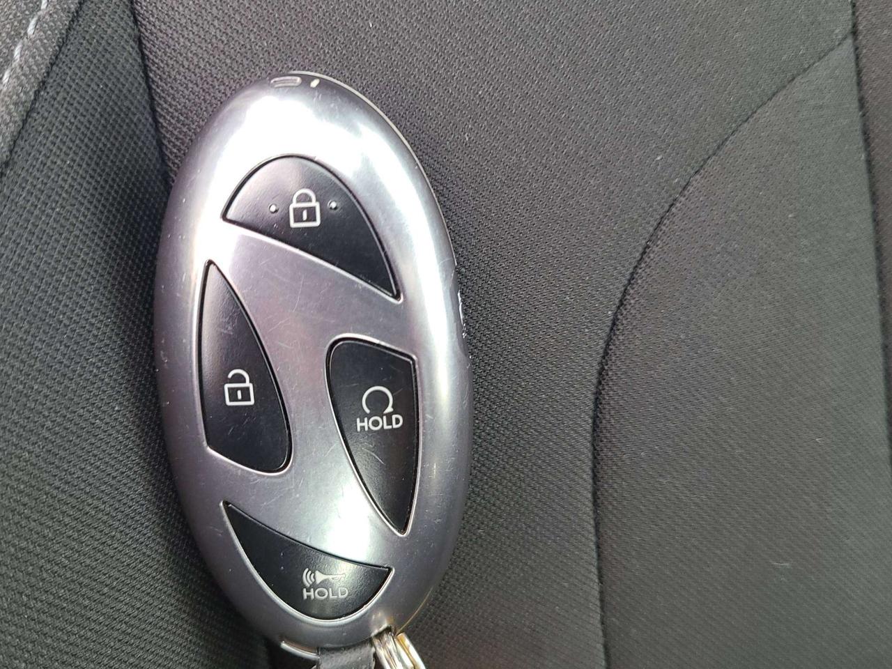 2025 Hyundai Elantra PREFERRED W/TECH, NAV, ROOF, APPLE/ANDROID, 24K! Photo