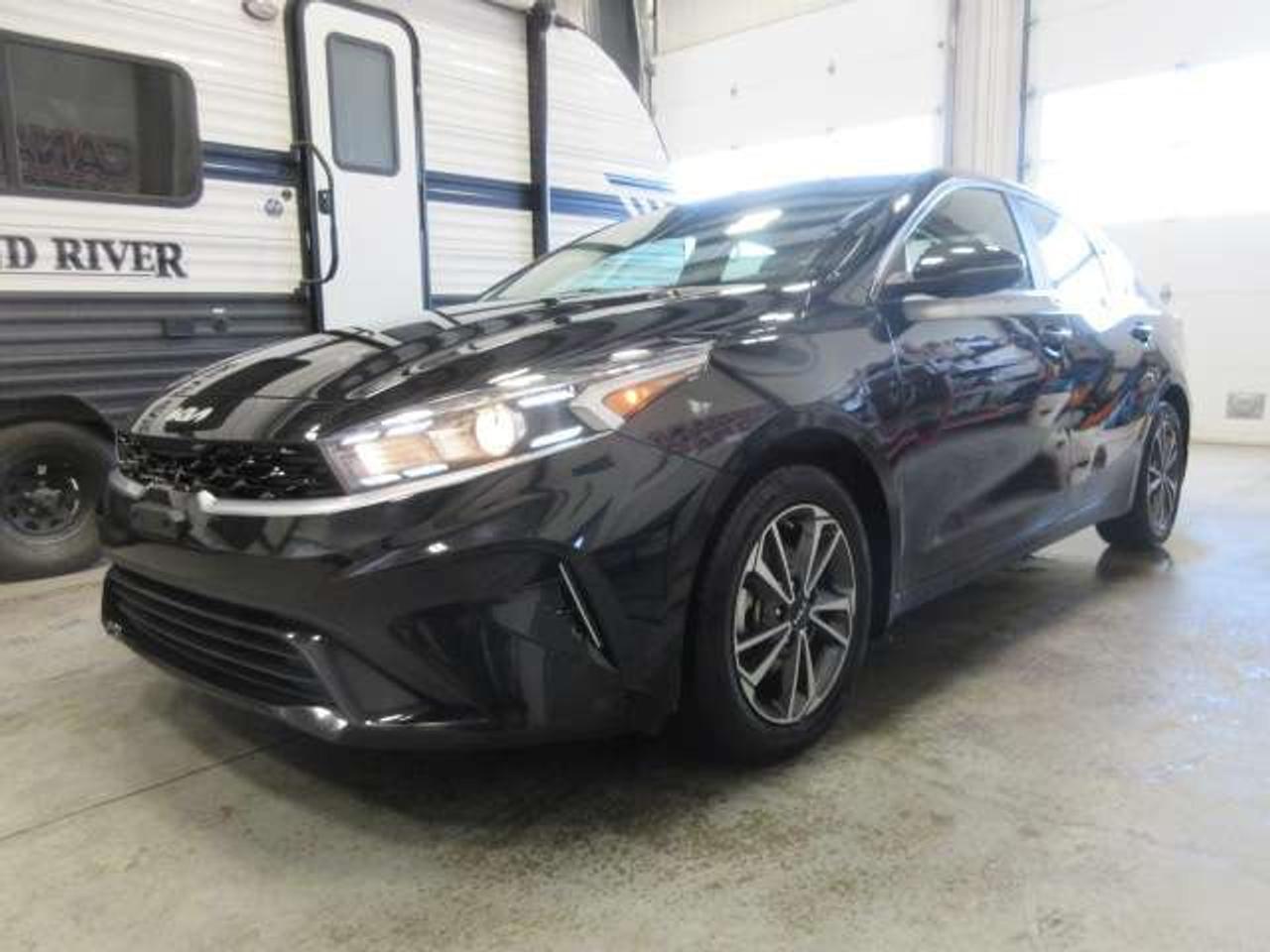 2024 Kia Forte EX HEATED SEATS, ALLOYS, A/C, APPLE/ANDROID, 70K! Photo3