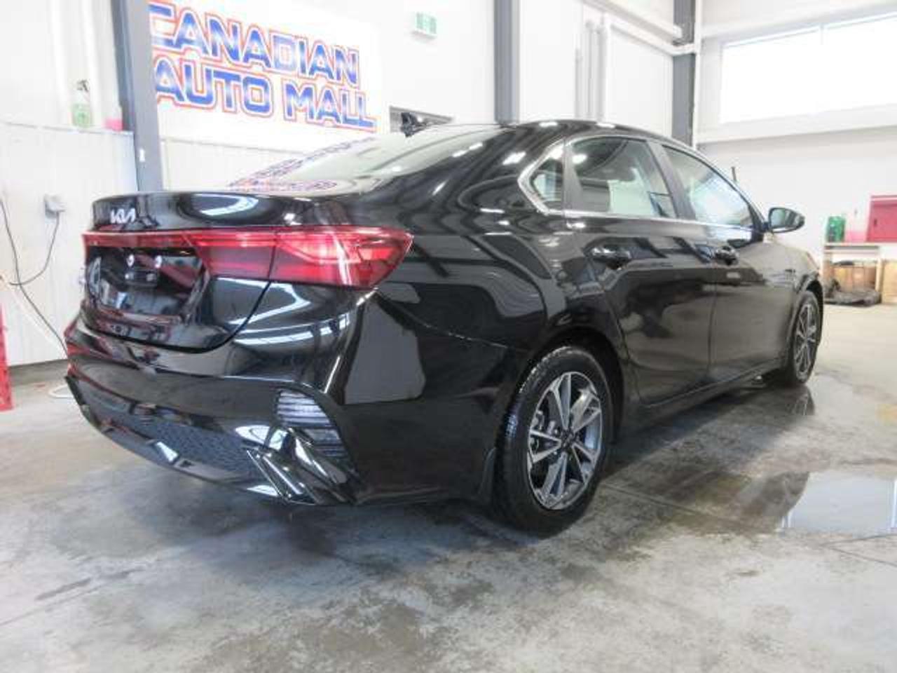 2024 Kia Forte EX HEATED SEATS, ALLOYS, A/C, APPLE/ANDROID, 70K! Photo