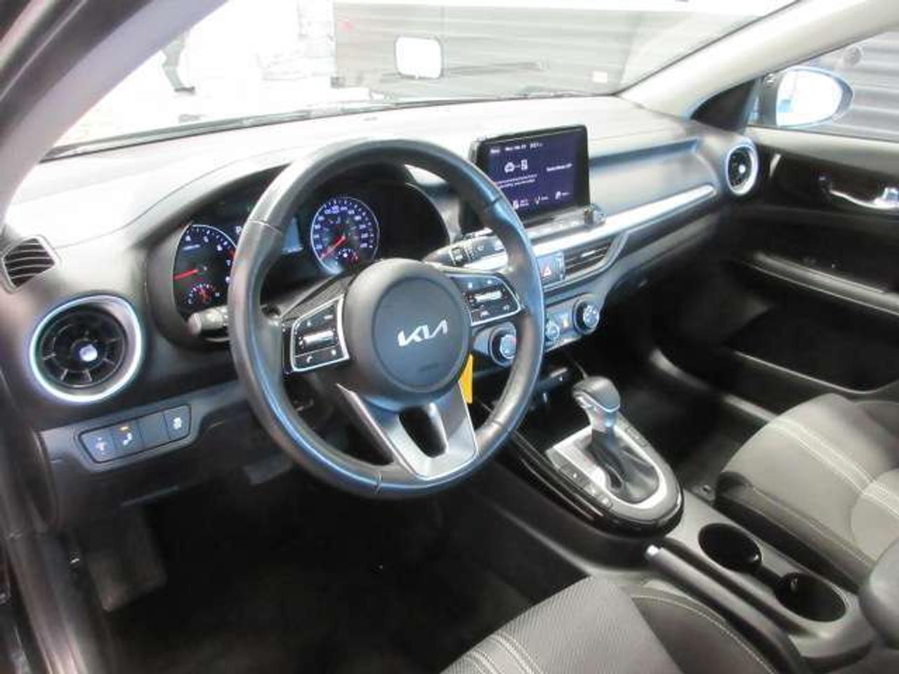2024 Kia Forte EX HEATED SEATS, ALLOYS, A/C, APPLE/ANDROID, 70K! Photo