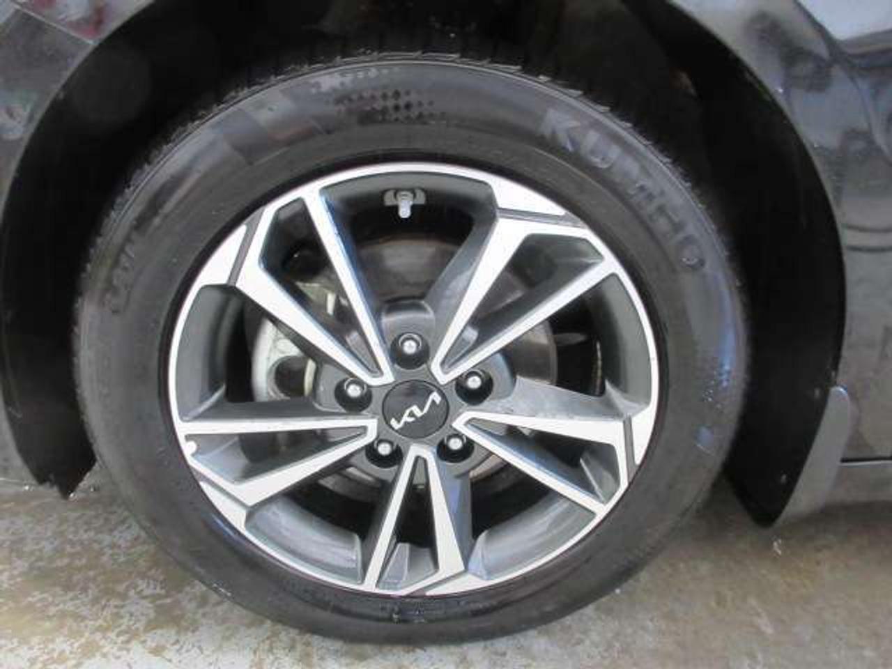 2024 Kia Forte EX HEATED SEATS, ALLOYS, A/C, APPLE/ANDROID, 70K! Photo