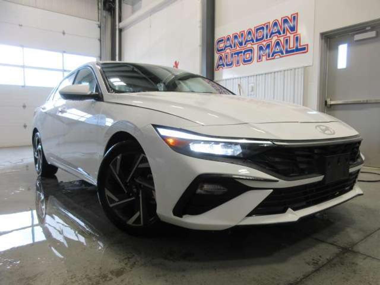 2025 Hyundai Elantra PREFERRED W/TECH, NAV, ROOF, APPLE/ANDROID, 27K! Photo