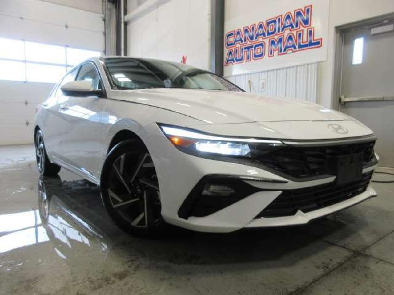 2025 Hyundai Elantra PREFERRED W/TECH, NAV, ROOF, APPLE/ANDROID, 27K! Photo0