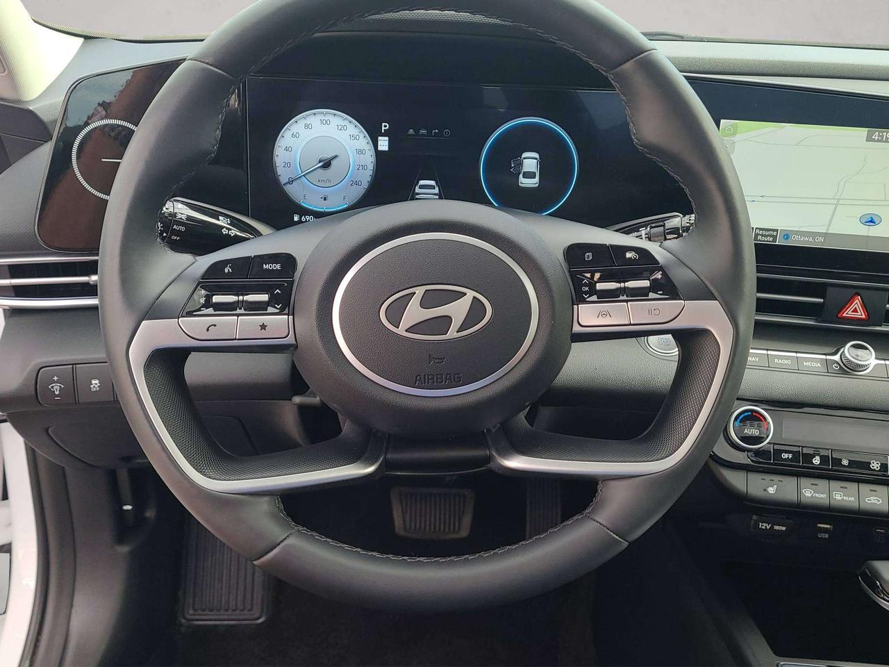 2025 Hyundai Elantra PREFERRED W/TECH, NAV, ROOF, APPLE/ANDROID, 27K! Photo