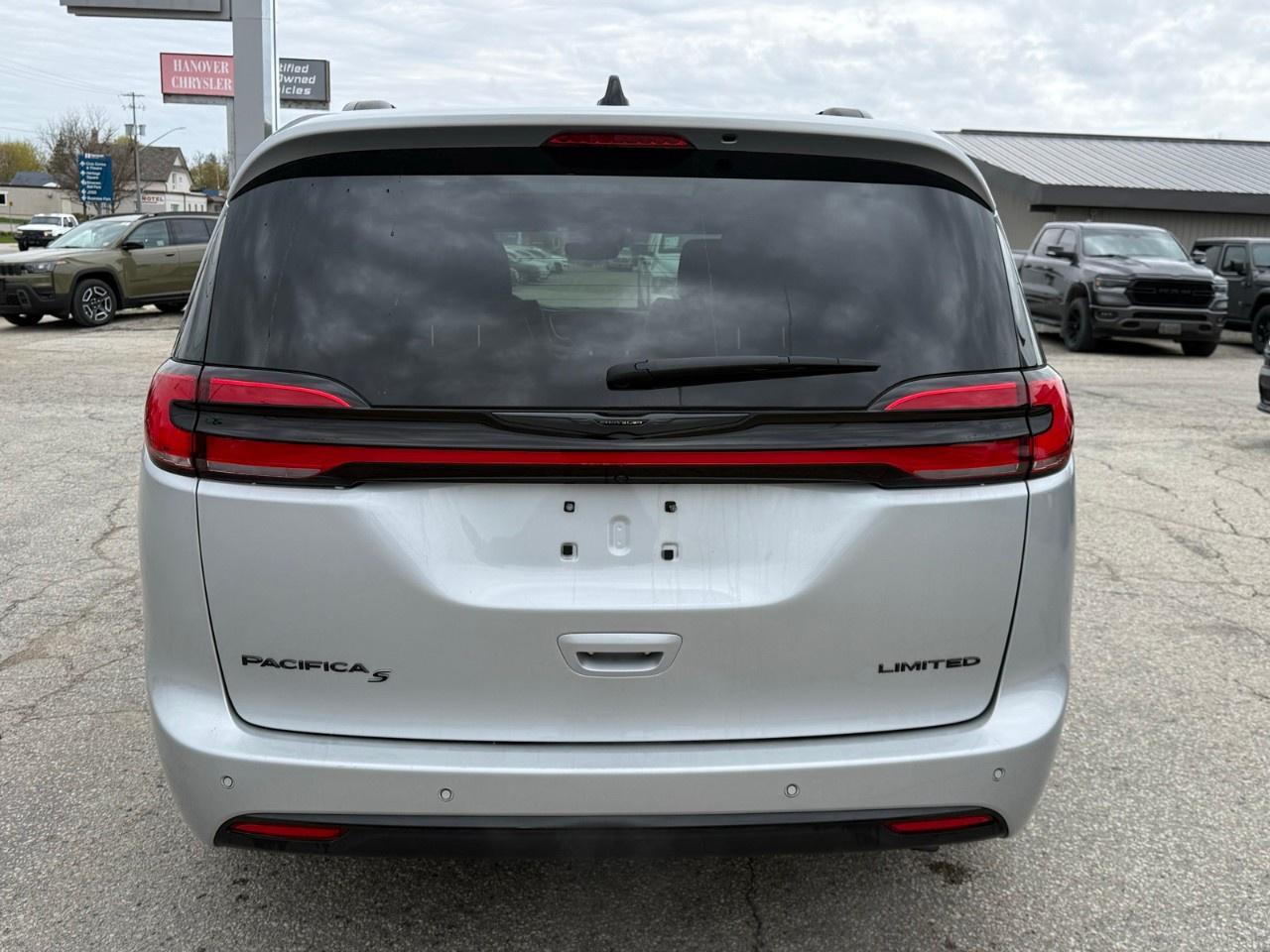 2024 Chrysler Pacifica Limited FWD Photo