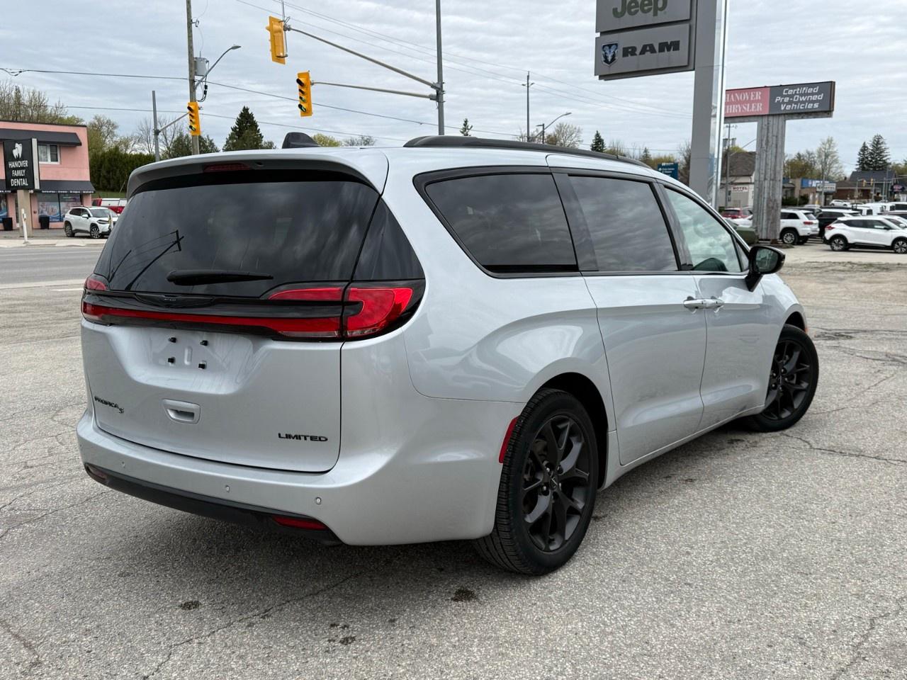 2024 Chrysler Pacifica Limited FWD Photo