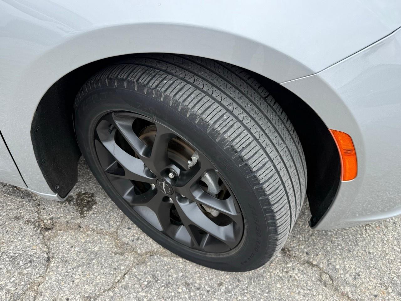 2024 Chrysler Pacifica Limited FWD Photo