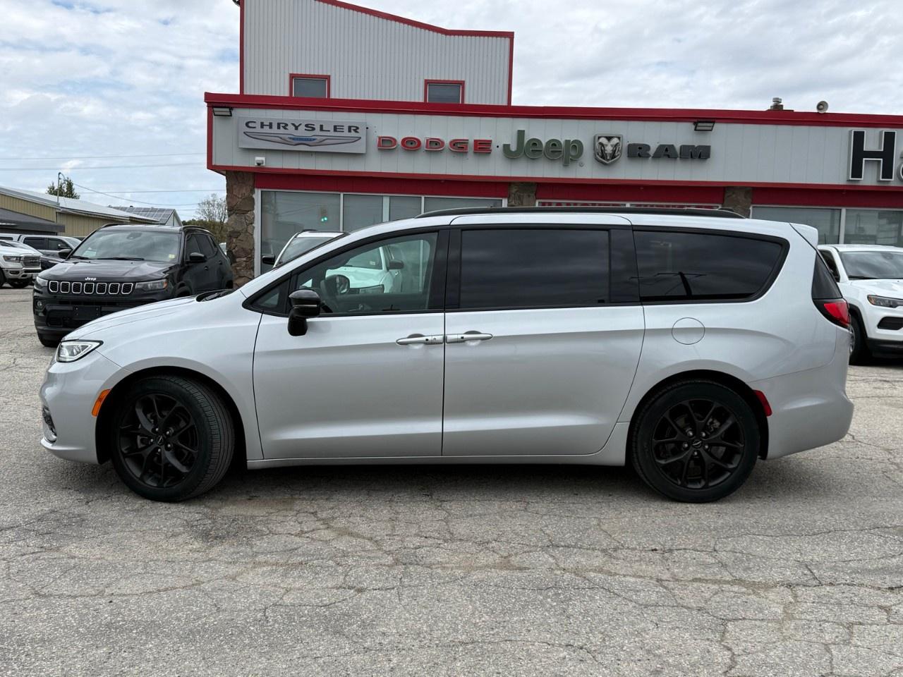 2024 Chrysler Pacifica Limited FWD Photo