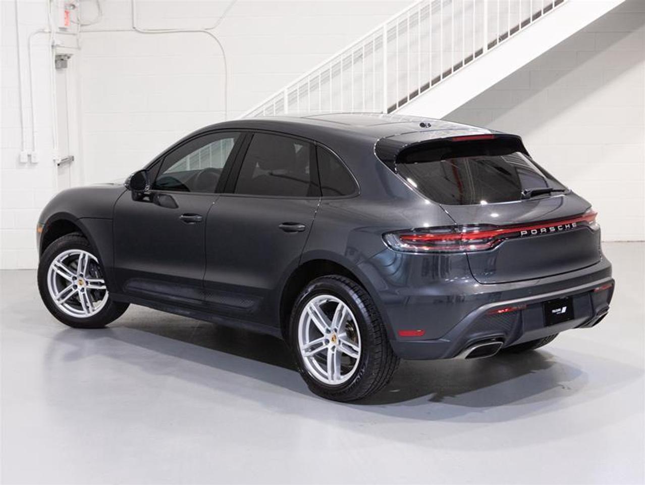 2024 Porsche Macan AWD Photo3