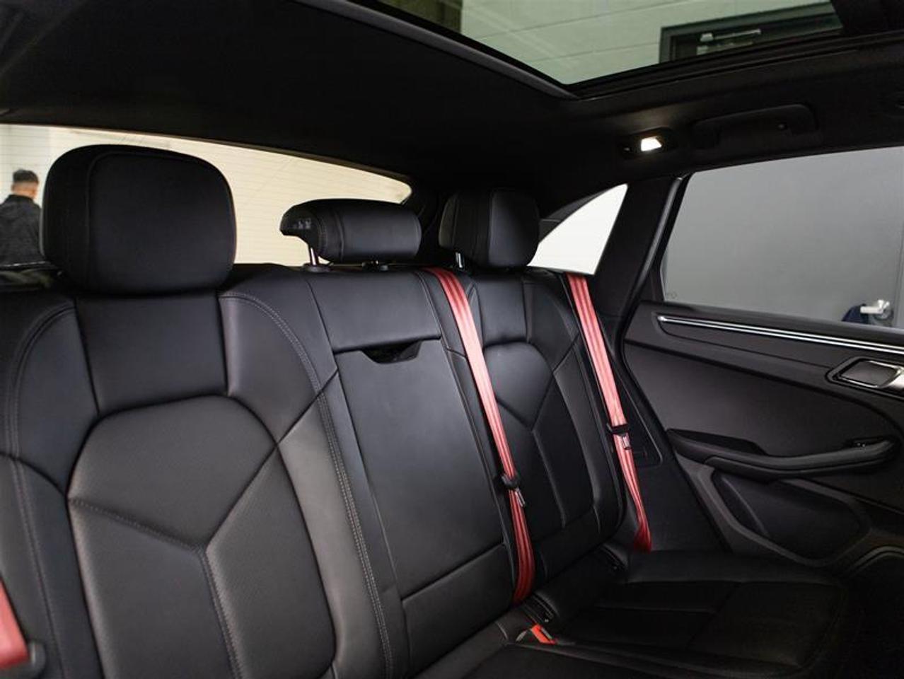 2024 Porsche Macan AWD Photo