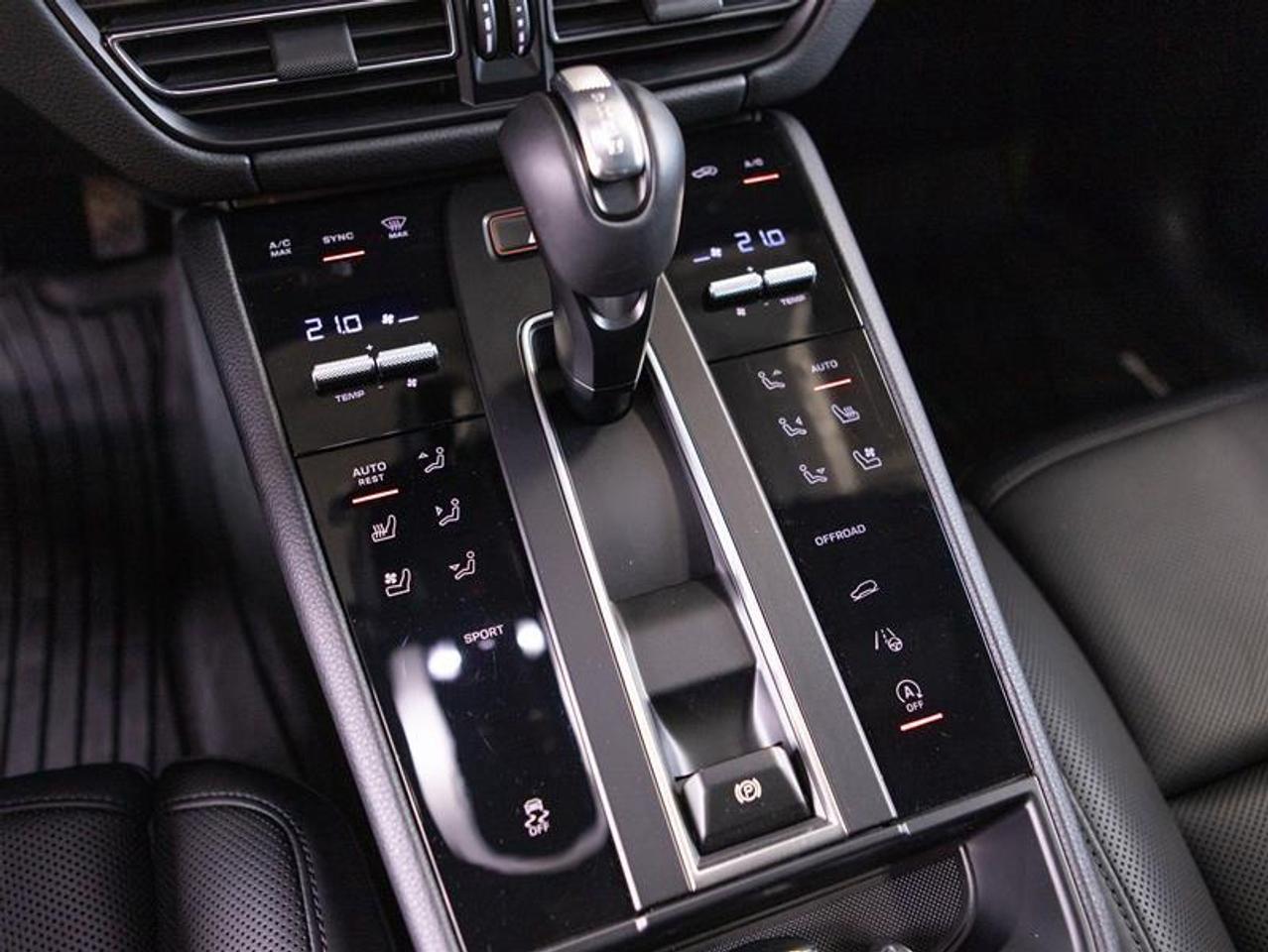 2024 Porsche Macan AWD Photo