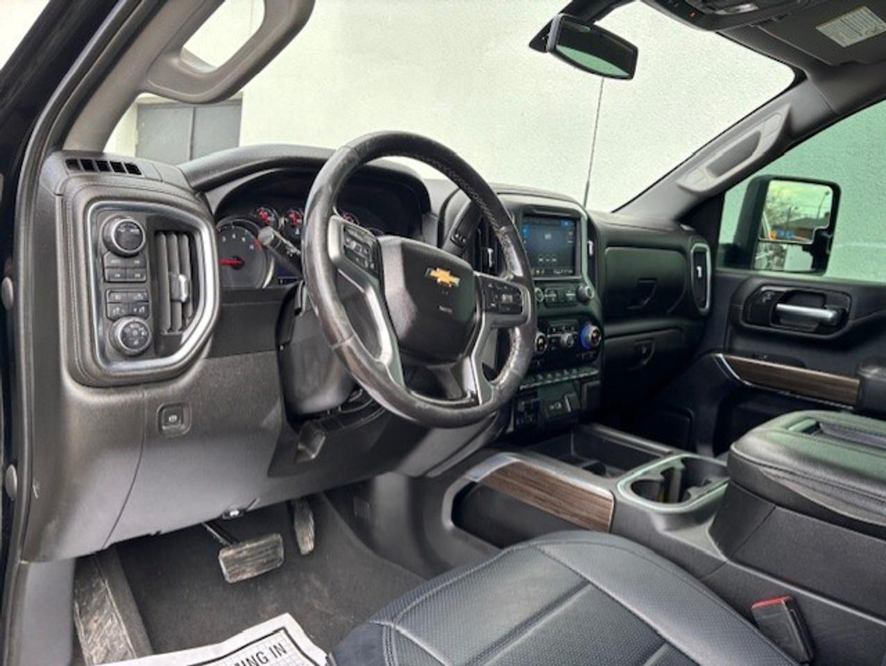 2022 Chevrolet SILVERADO 2500HD LT 4WD Z71 CREW CAB-SHORT BOX-LEATHER-CAM-TONNEAU Photo