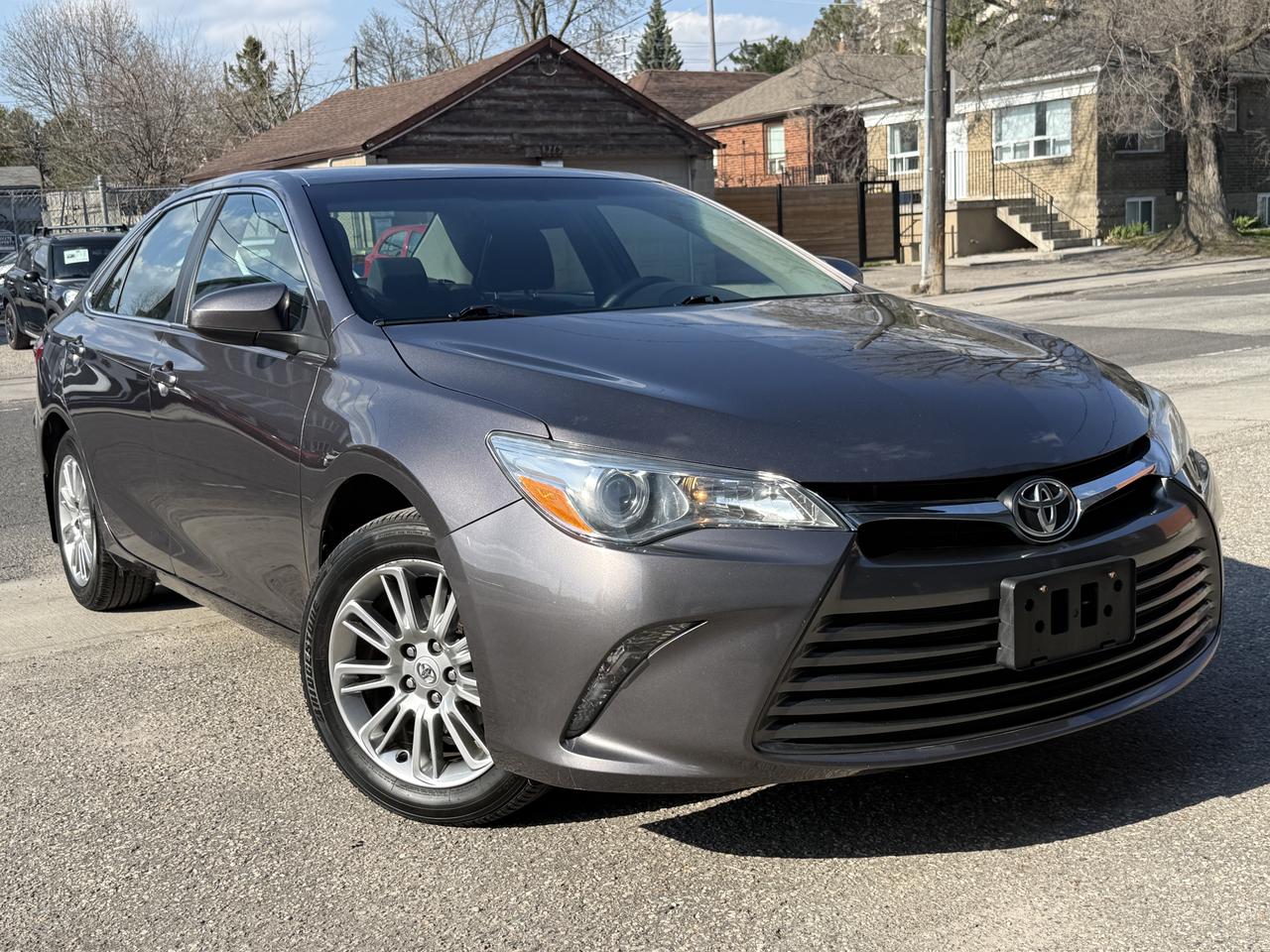 2015 Toyota Camry LE Photo2