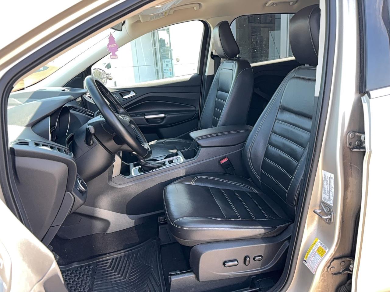 2018 Ford Escape SEL, POWER LIFTGATE, HEATED SEATS, LOCAL TRADE! Photo