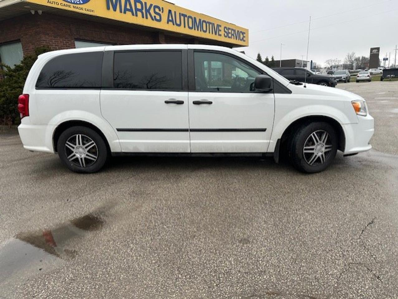 2016 Dodge Grand Caravan CANADA VALUE PACKAGE Photo2