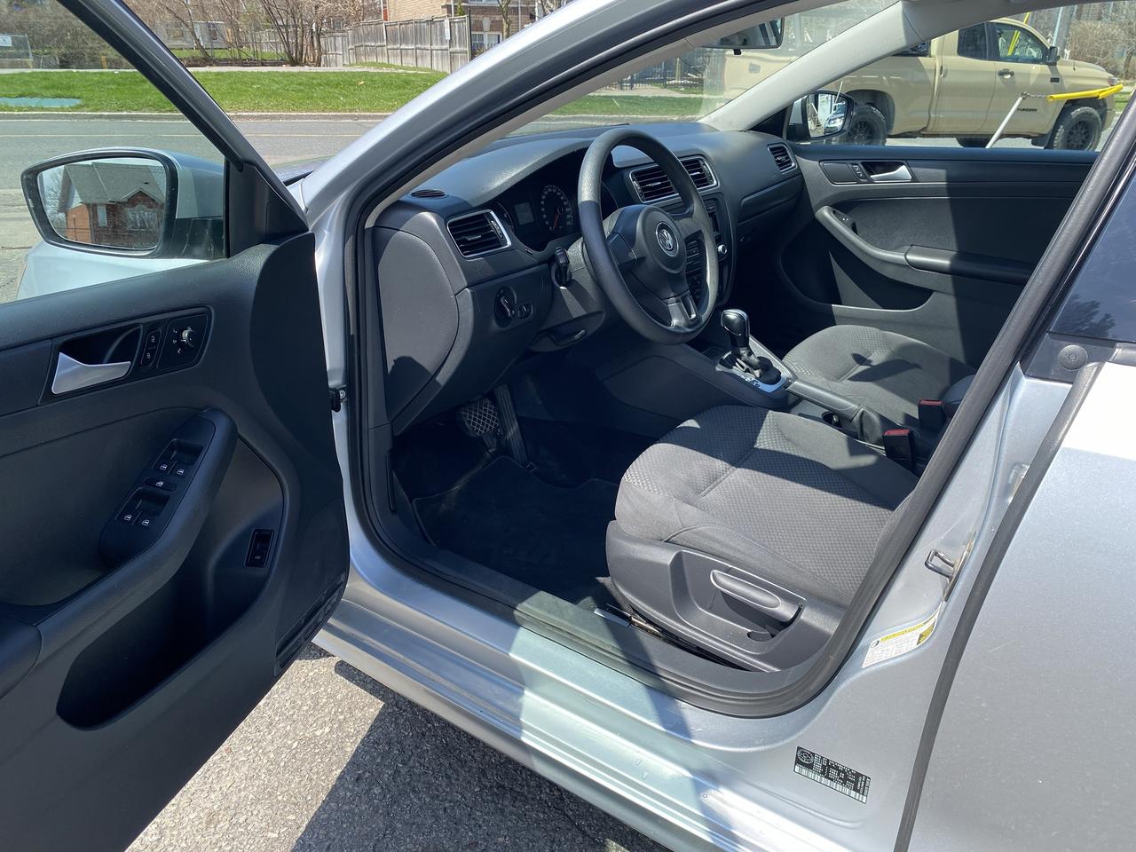 2014 Volkswagen Jetta Trendline/LOW KM/Automatic/2.0L Gas Saver Photo