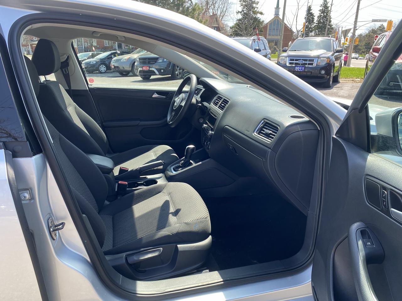 2014 Volkswagen Jetta Trendline/LOW KM/Automatic/2.0L Gas Saver Photo