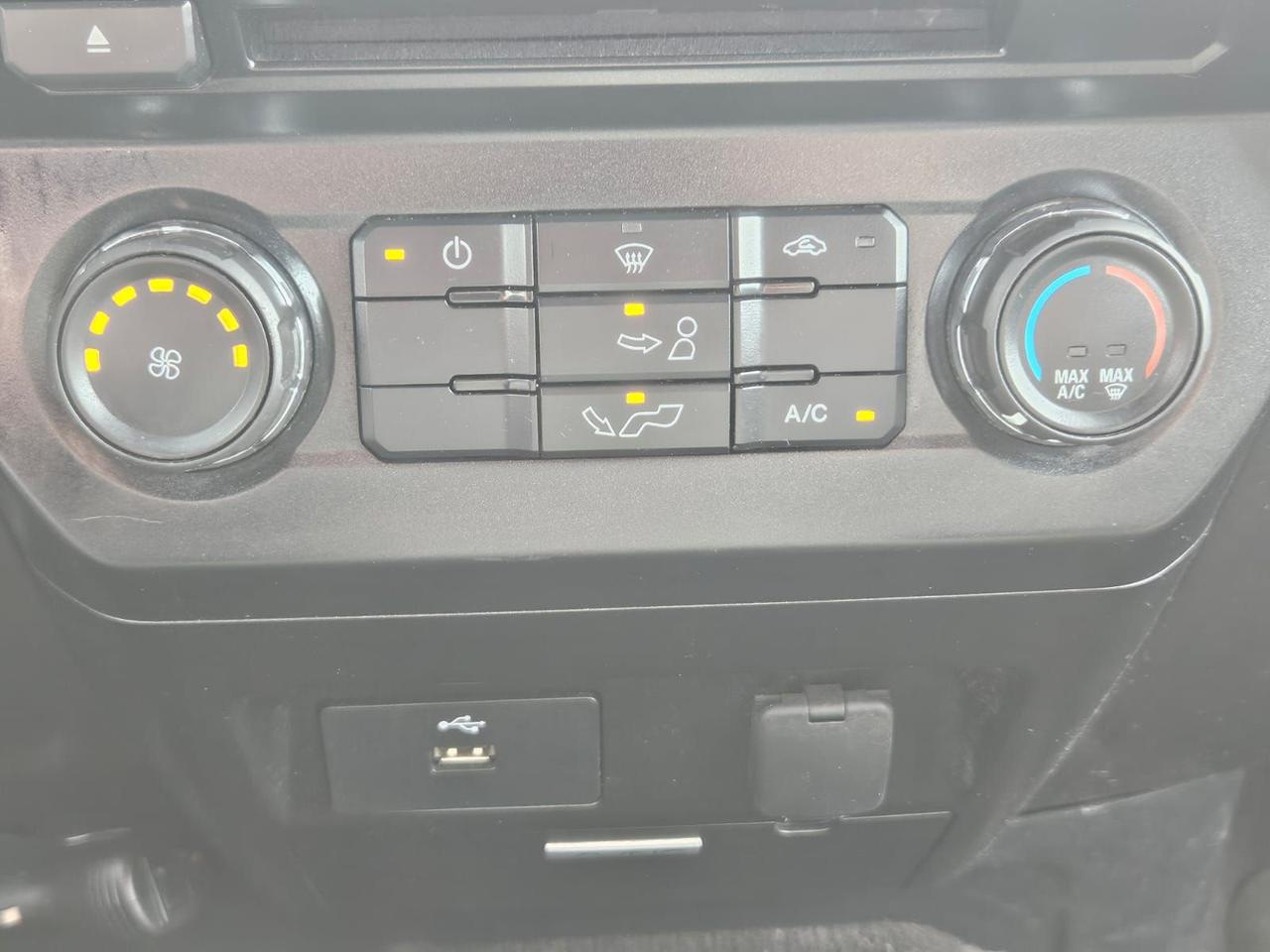 2016 Ford F-150 4WD SUPERCREW 145" XLT Photo