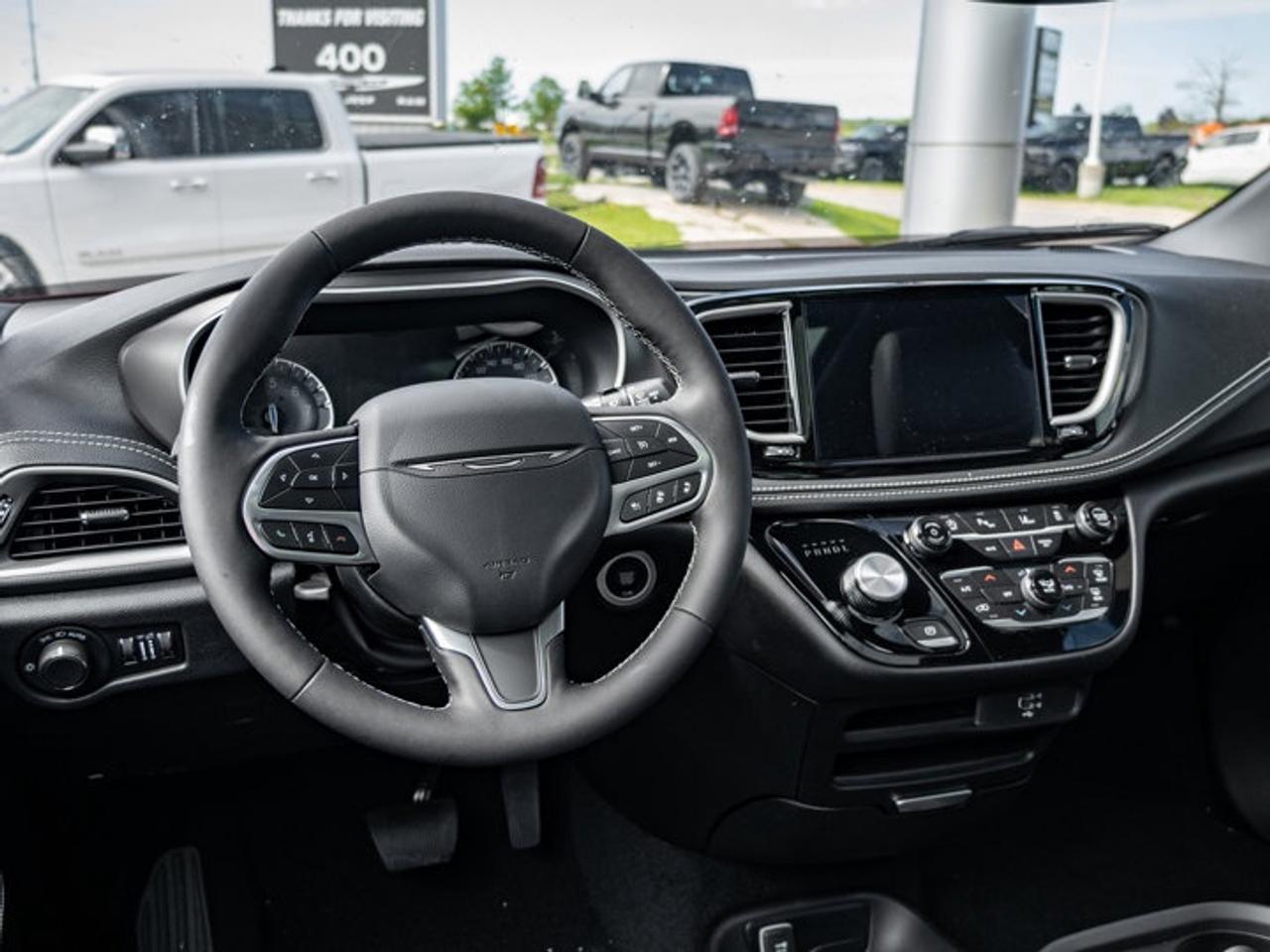 2027 Chrysler Pacifica Select Photo2