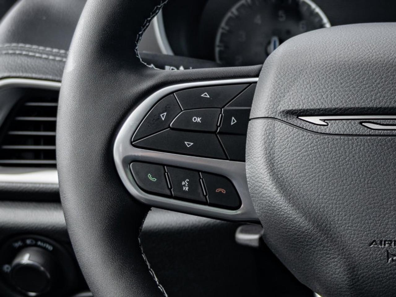 2027 Chrysler Pacifica Select Photo