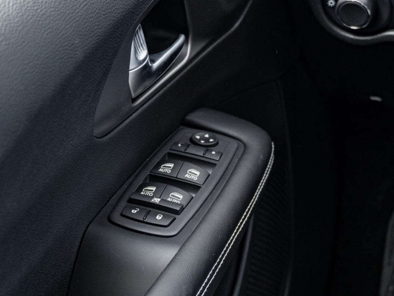 2027 Chrysler Pacifica Select Photo