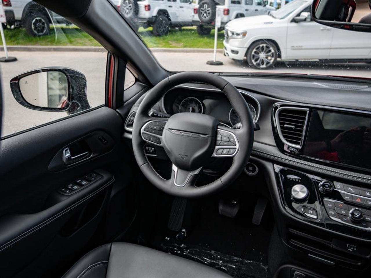 2027 Chrysler Pacifica Select Photo