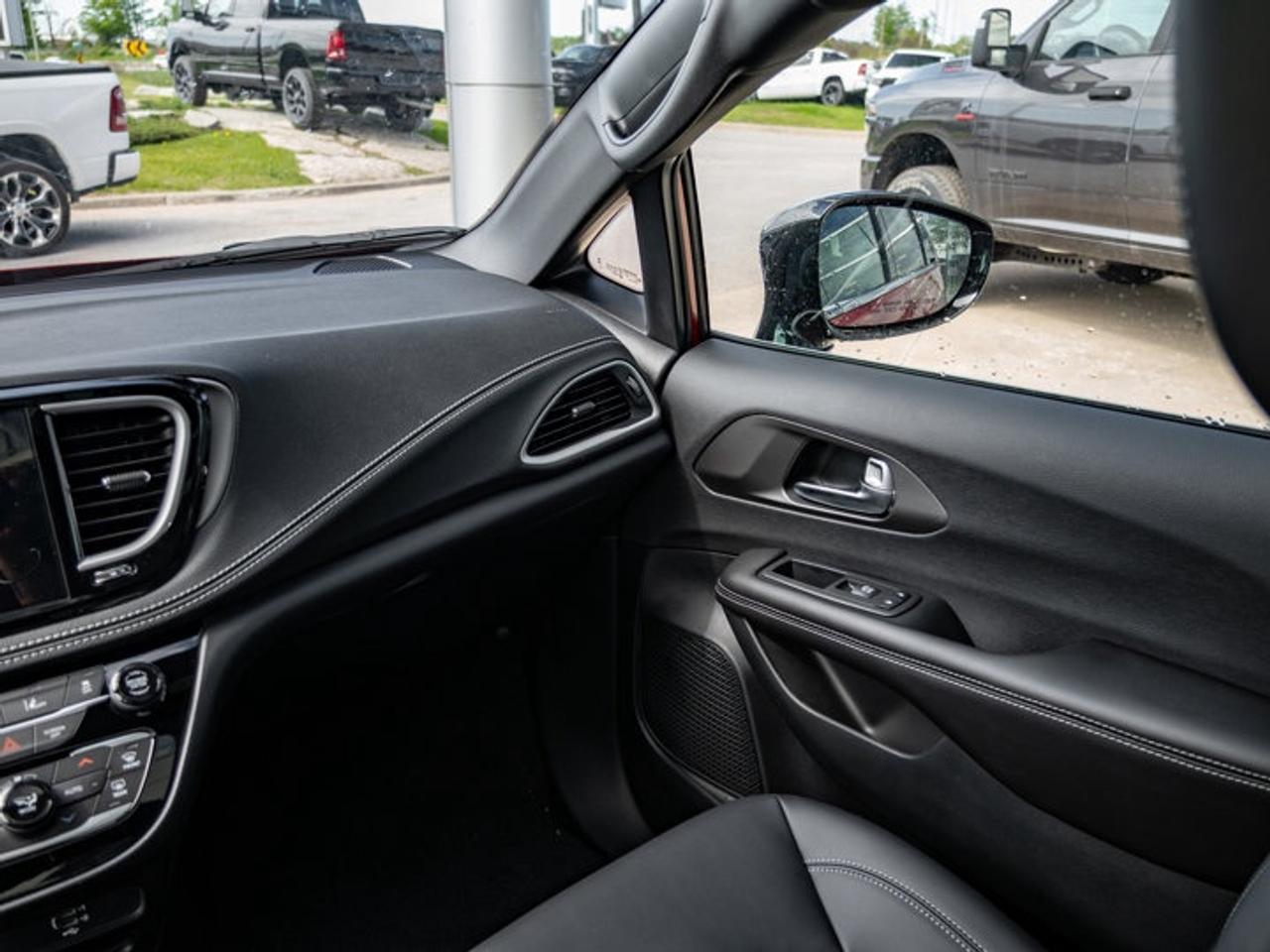 2027 Chrysler Pacifica Select Photo