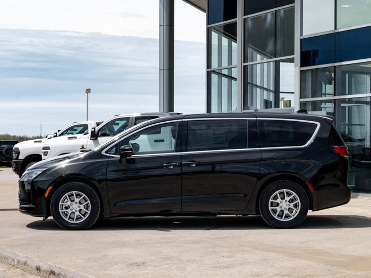 2027 Chrysler Pacifica Select Photo