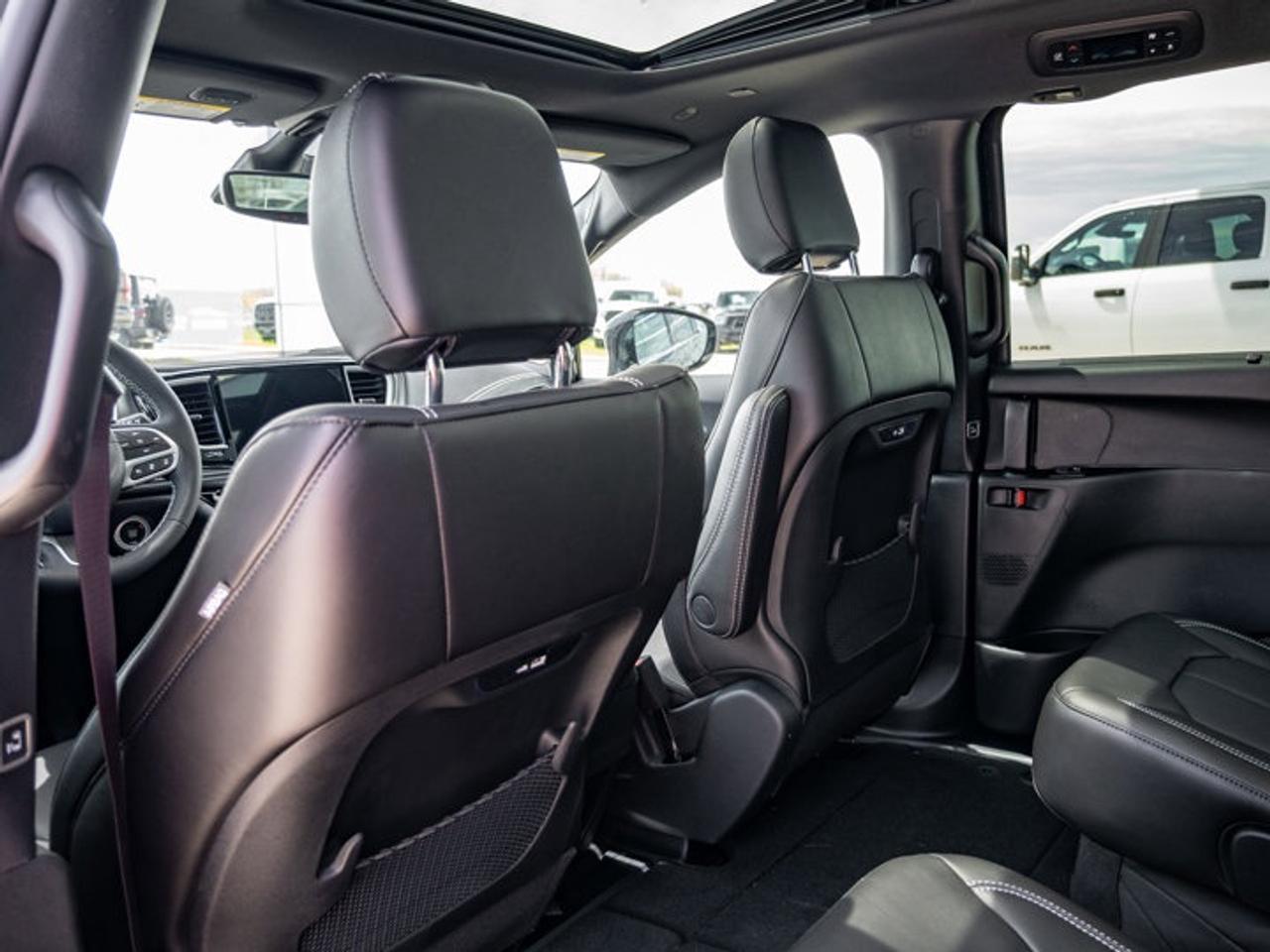 2027 Chrysler Pacifica Select Photo