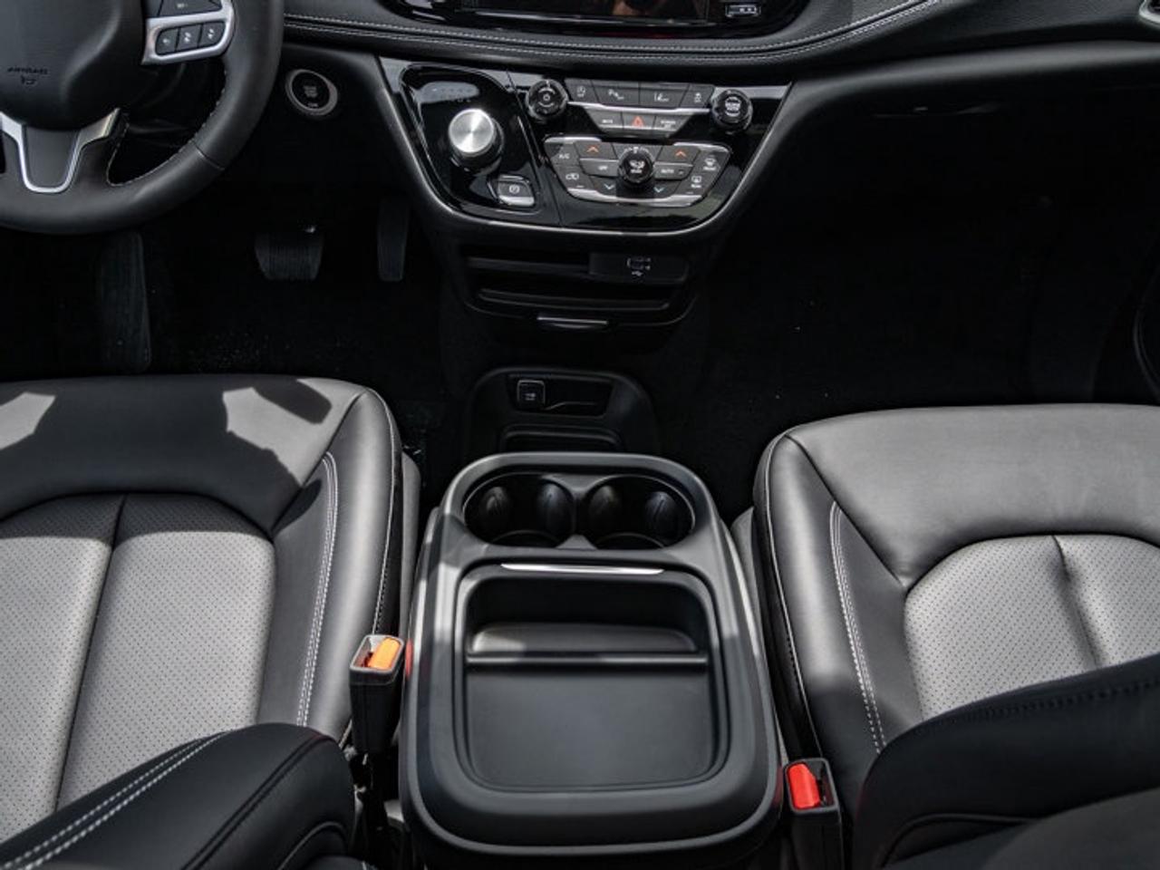 2027 Chrysler Pacifica Select Photo