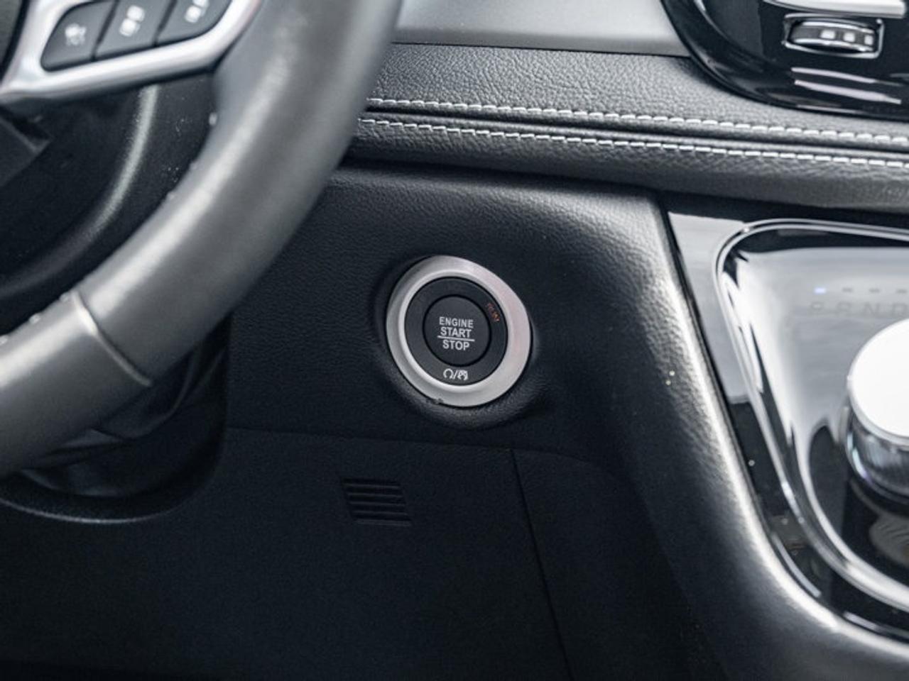 2027 Chrysler Pacifica Select Photo