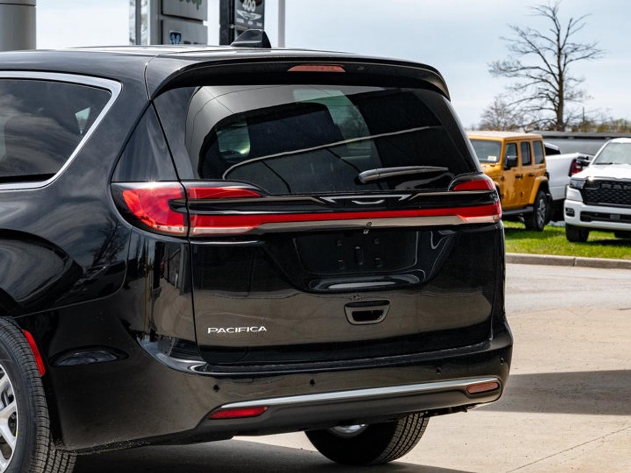 2027 Chrysler Pacifica Select Photo