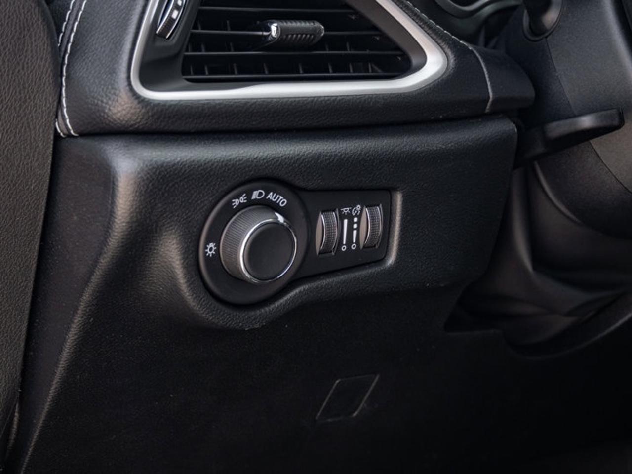 2027 Chrysler Pacifica Select Photo