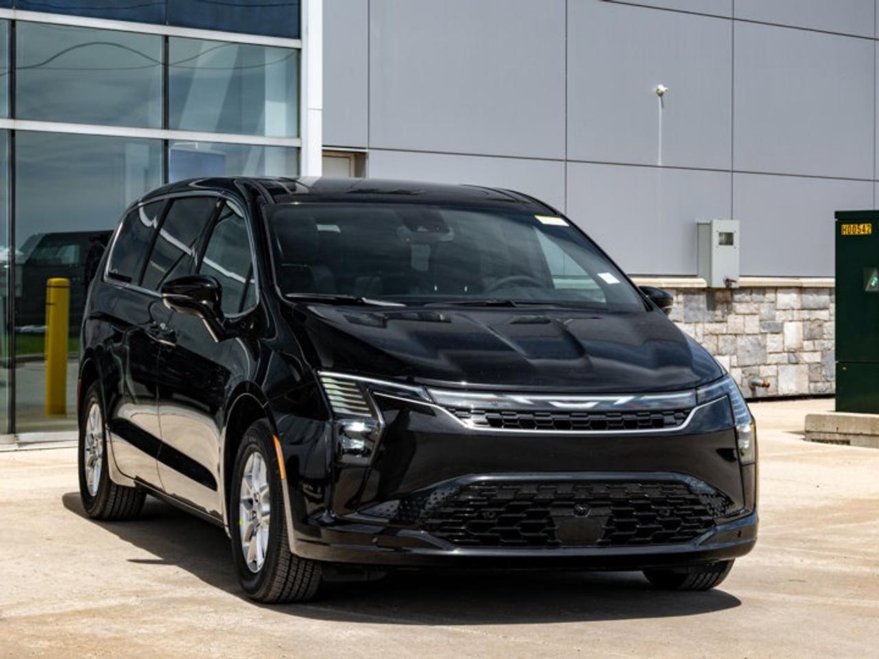 2027 Chrysler Pacifica Select Photo