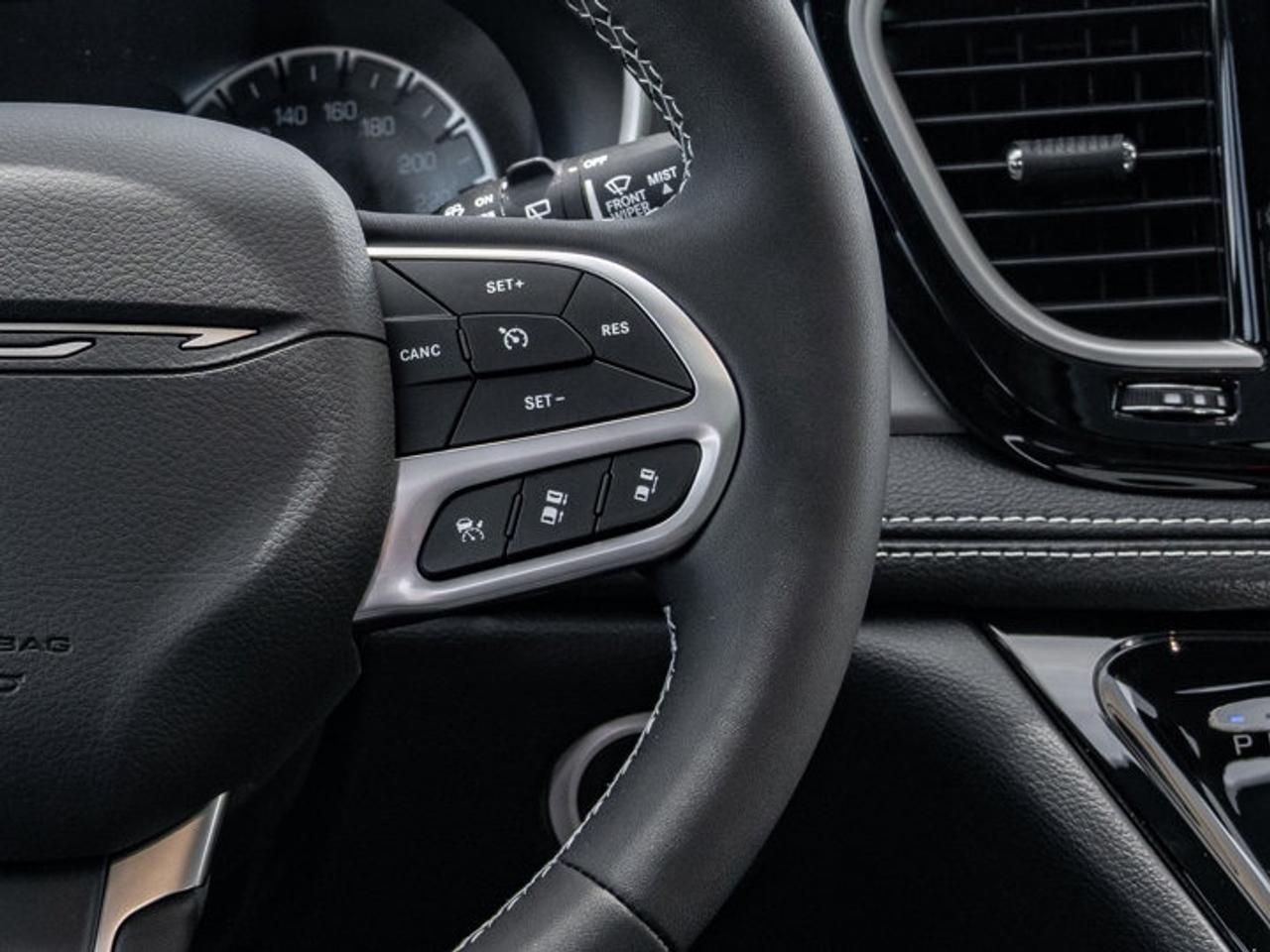 2027 Chrysler Pacifica Select Photo