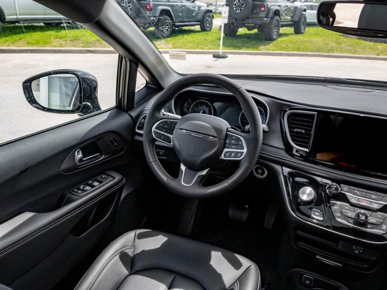 2027 Chrysler Pacifica Select Photo