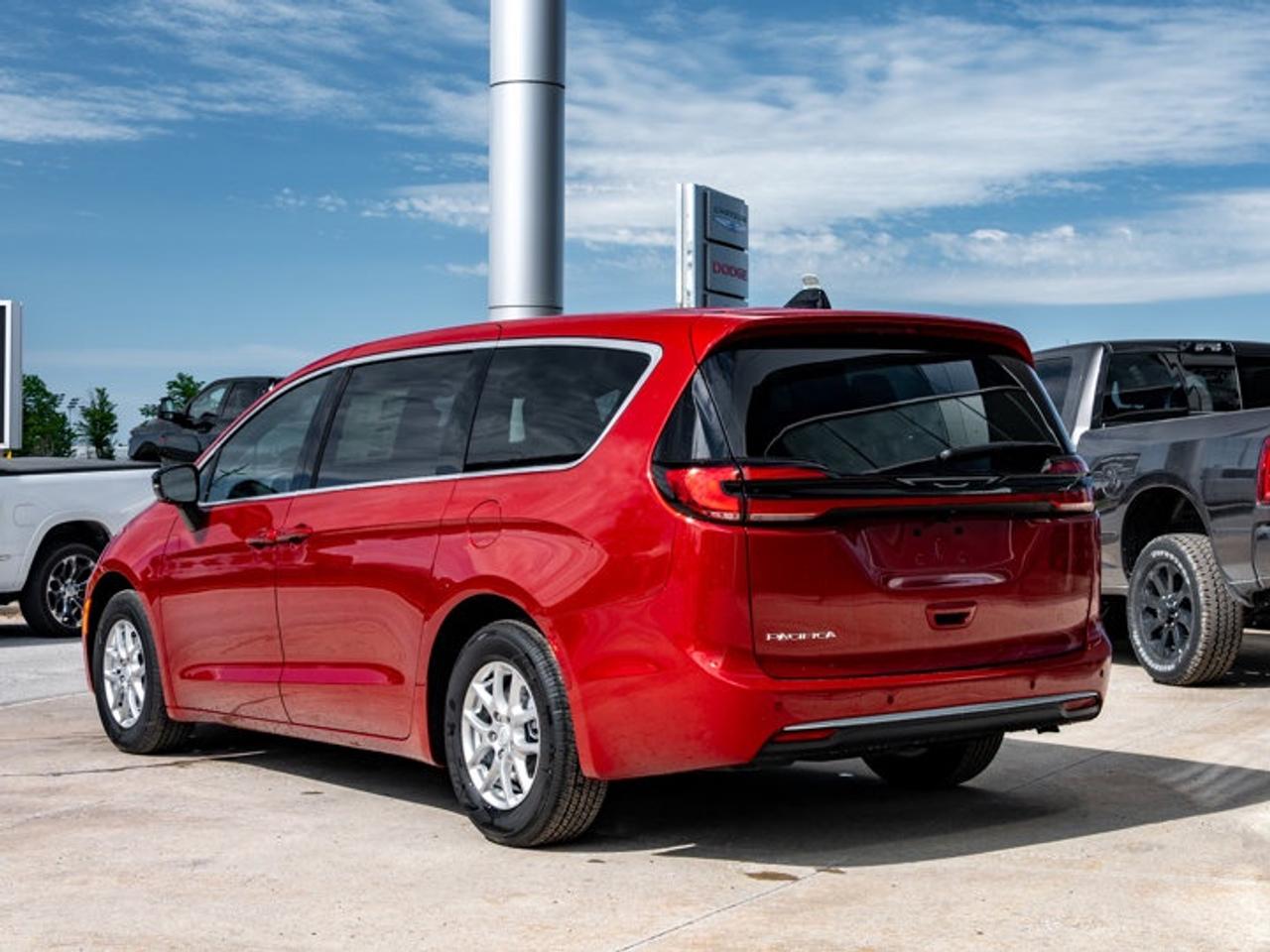 2027 Chrysler Pacifica Select Photo
