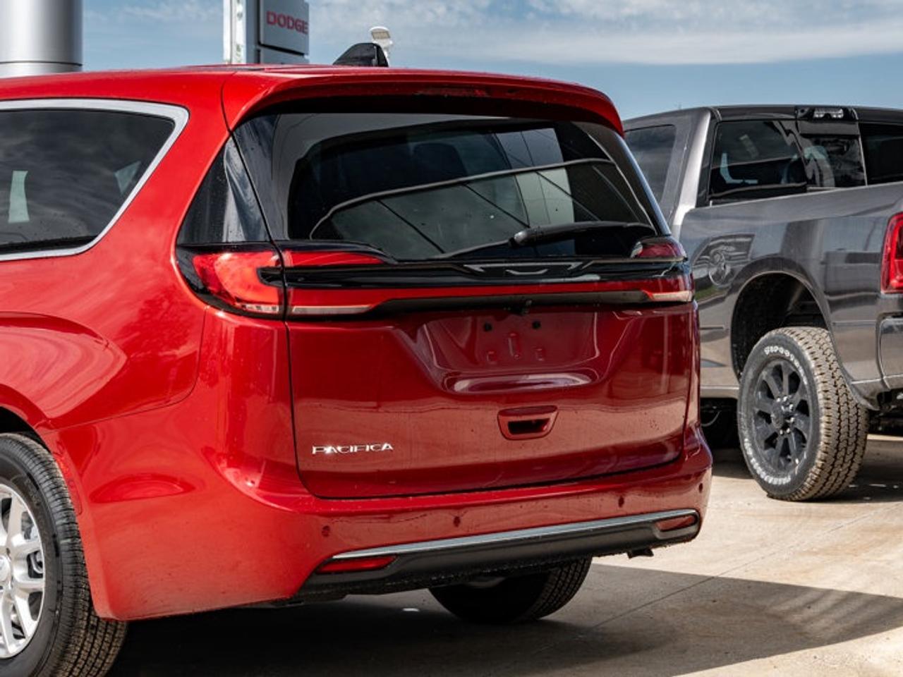 2027 Chrysler Pacifica Select Photo