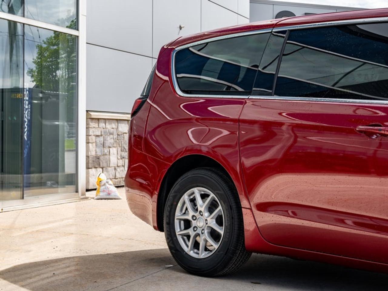 2027 Chrysler Pacifica Select Photo