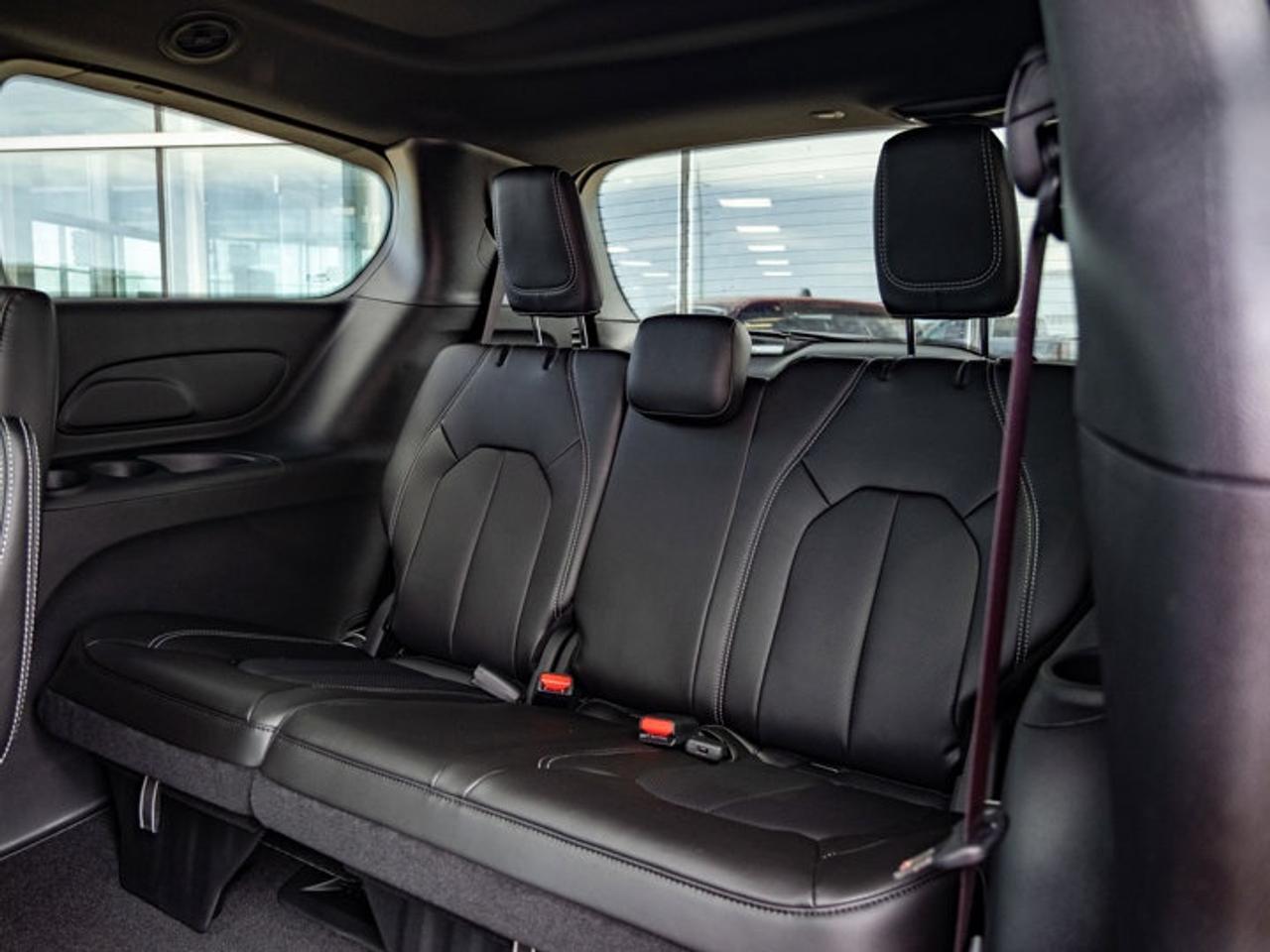 2027 Chrysler Pacifica Select Photo