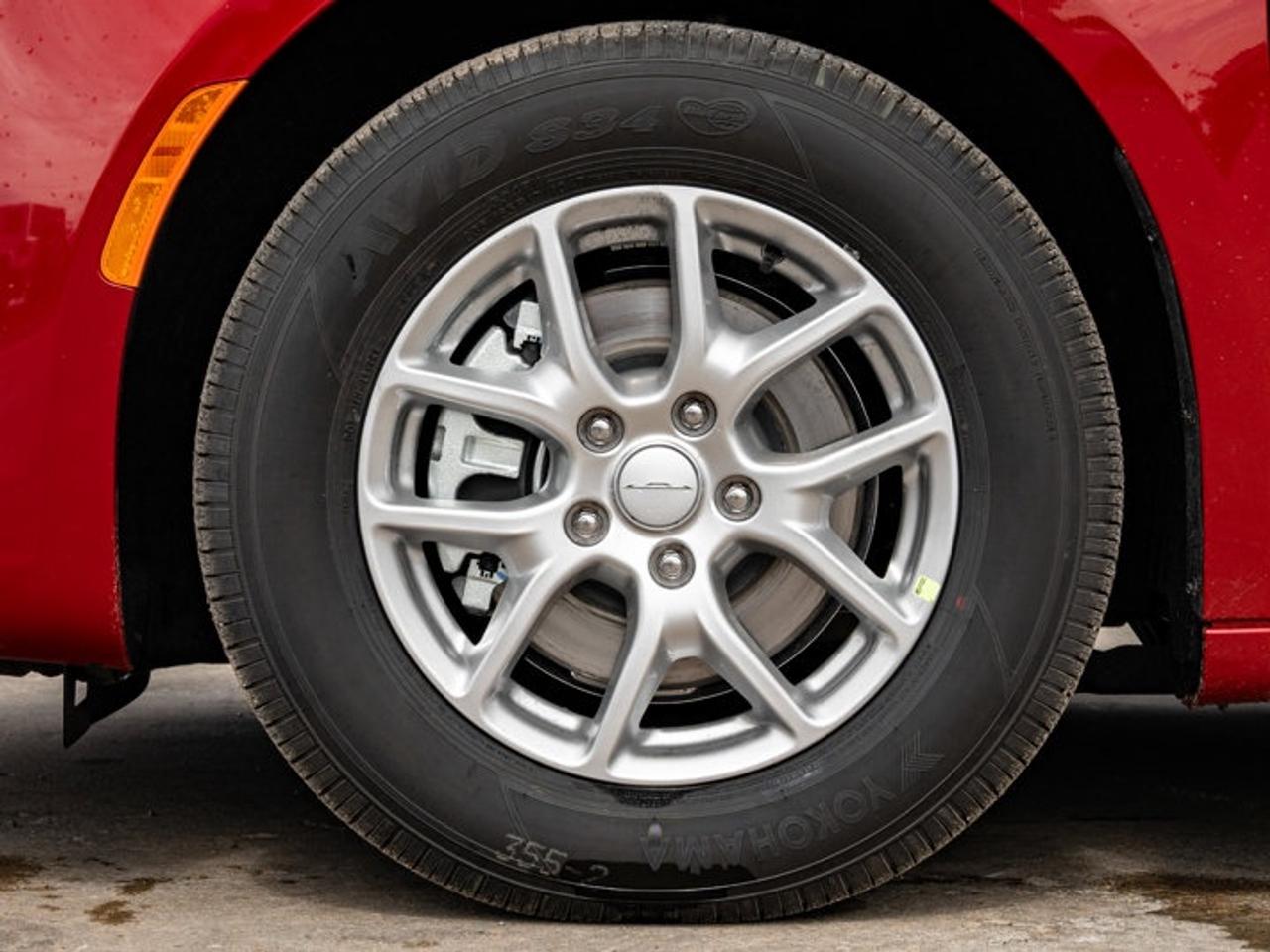 2027 Chrysler Pacifica Select Photo