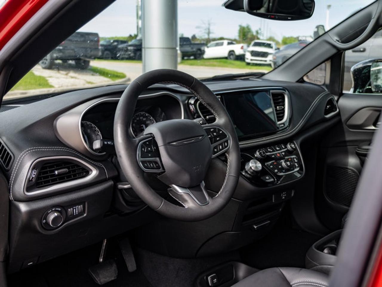 2027 Chrysler Pacifica Select Photo