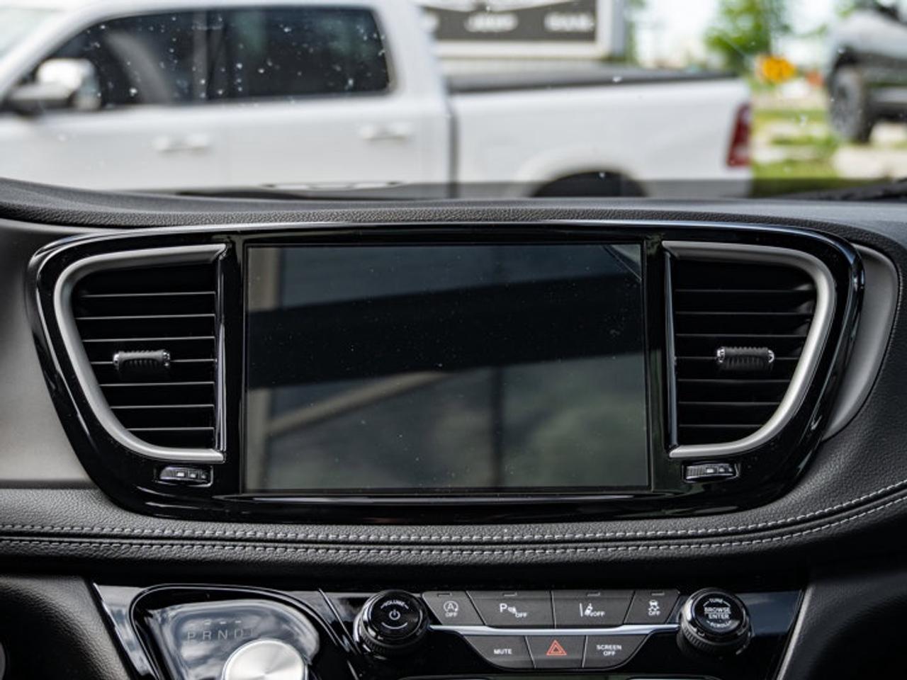 2027 Chrysler Pacifica Select Photo
