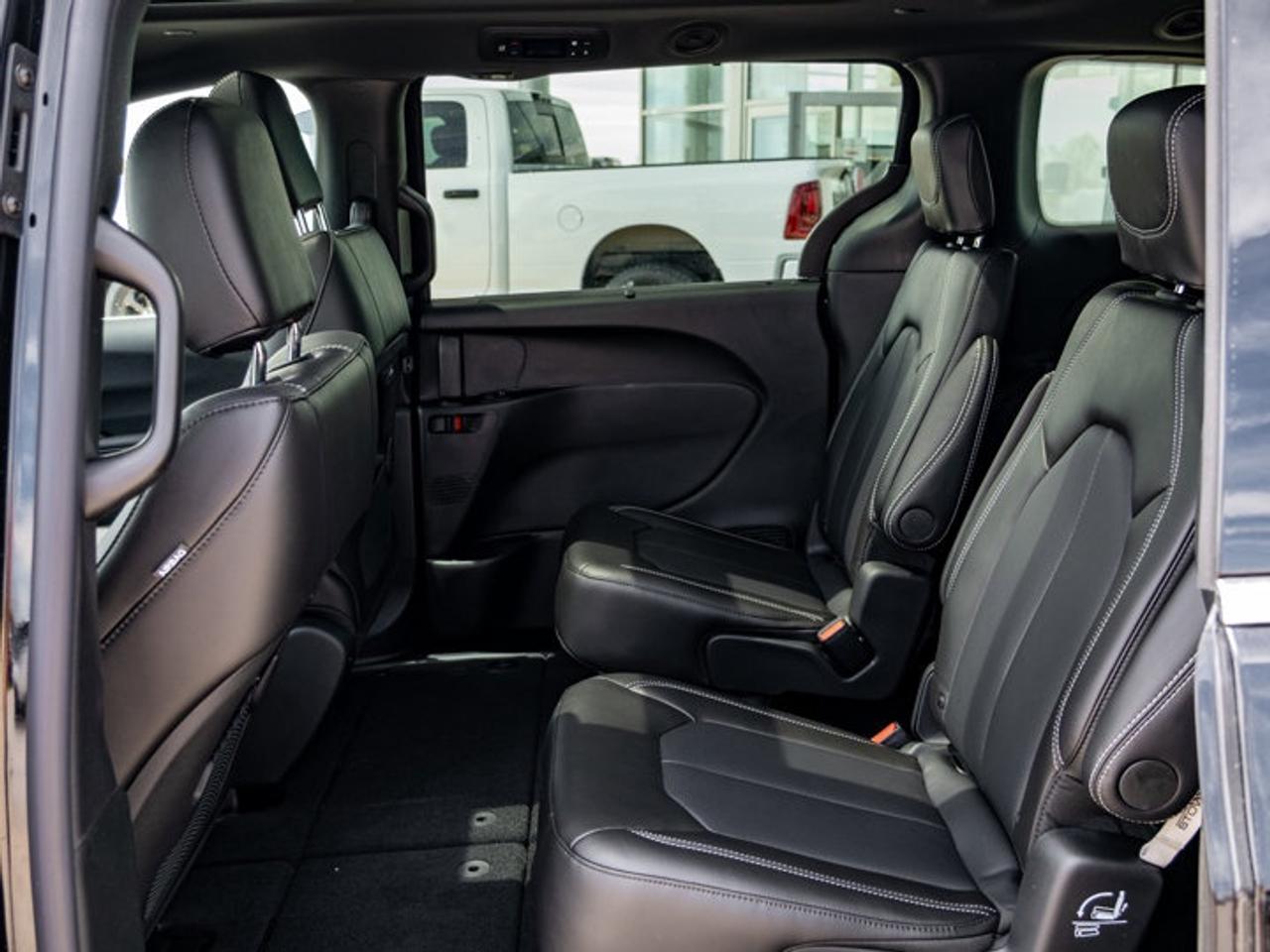 2027 Chrysler Pacifica Select Photo