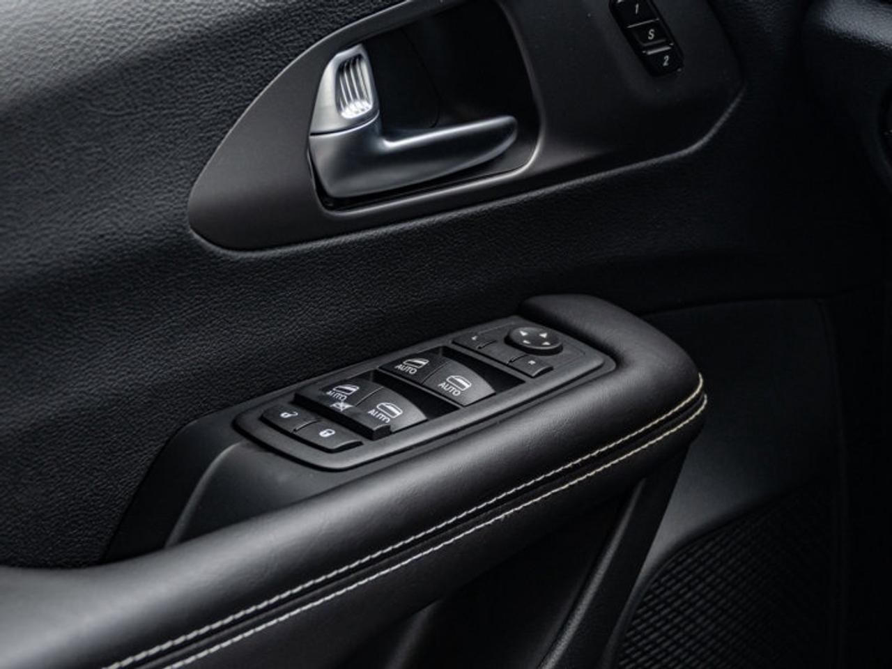 2027 Chrysler Pacifica Select Photo